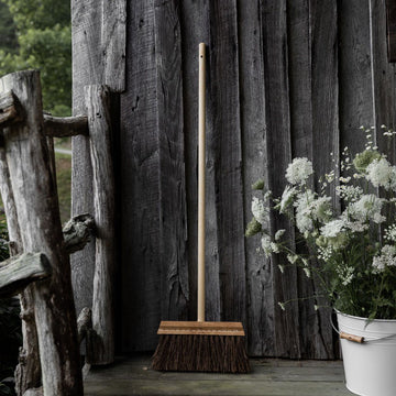 Iris Hantverk Bassine Outdoor Broom - Long Handle