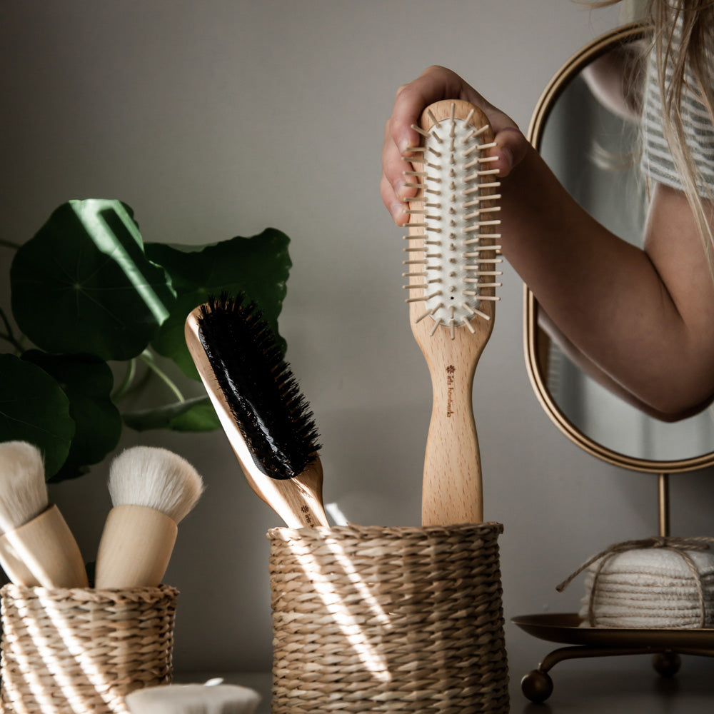 Iris Hantverk Hairbrush With Wooden Pins